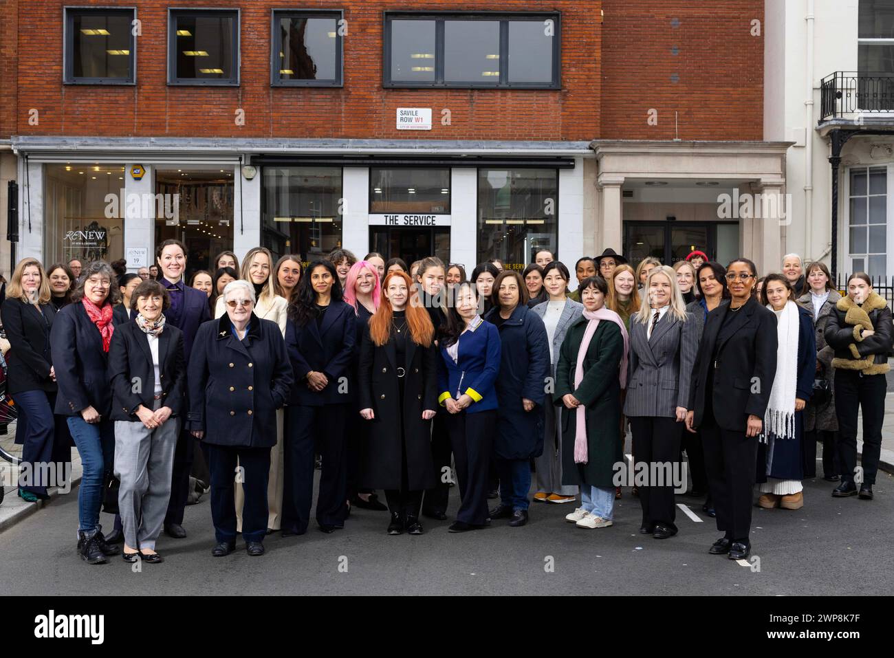 USAGE ÉDITORIAL SEUL Un groupe de femmes des tailleurs de Savile Row se réunit sur Savile Row à Londres pour représenter et célébrer les femmes derrière le savoir-faire de l'industrie, avant la Journée internationale de la femme ce vendredi. Date de la photo : mercredi 6 mars 2024. Une série de portraits a été commandée par Savile Row, mettant en vedette Nina Penlington, Daisy Knatchbull, Parv Matharu et Sarah Wilkinson dans le cadre de la célébration. Le crédit photo devrait se lire comme suit : David Parry/PA Wire Banque D'Images