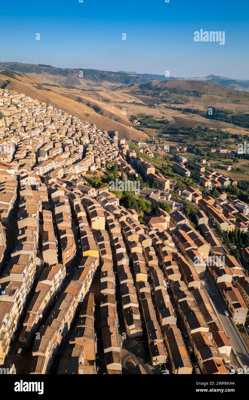 Vue aérienne de la rue labyrinthique de l'ancienne ville de Gangi. Palerme district, Sicile, Italie. Banque D'Images