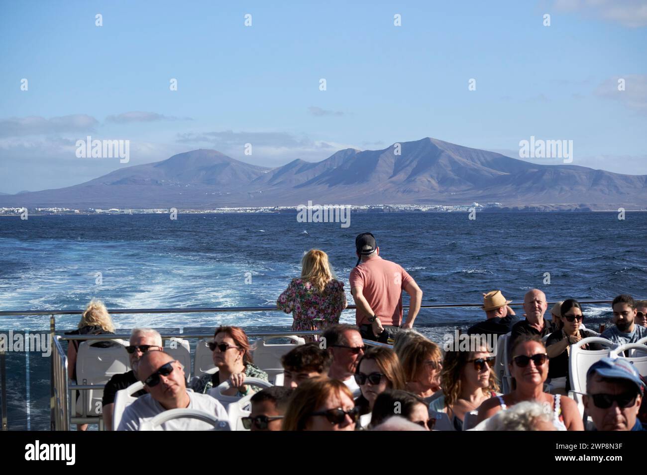 Vue en arrière vers la côte de playa blanca depuis le ferry playa blanca corralejo , Lanzarote, îles Canaries, espagne Banque D'Images