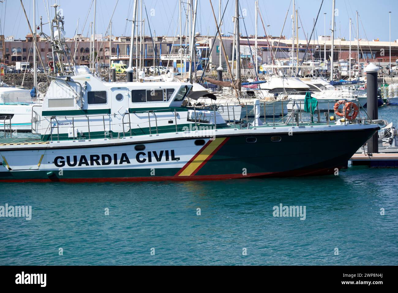 Patrouilleur côtier rapide de la garde civile guardia accosté dans le port de corralejo Fuerteventura, îles Canaries, espagne Banque D'Images