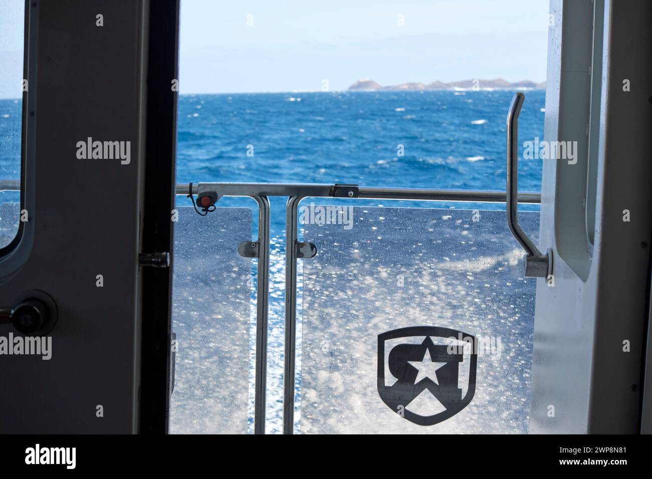 Vue sur la porte d'une traversée rapide en ferry lineas romero entre corralejo et playa blanca dans la mer agitée Lanzarote, îles Canaries, espagne Banque D'Images