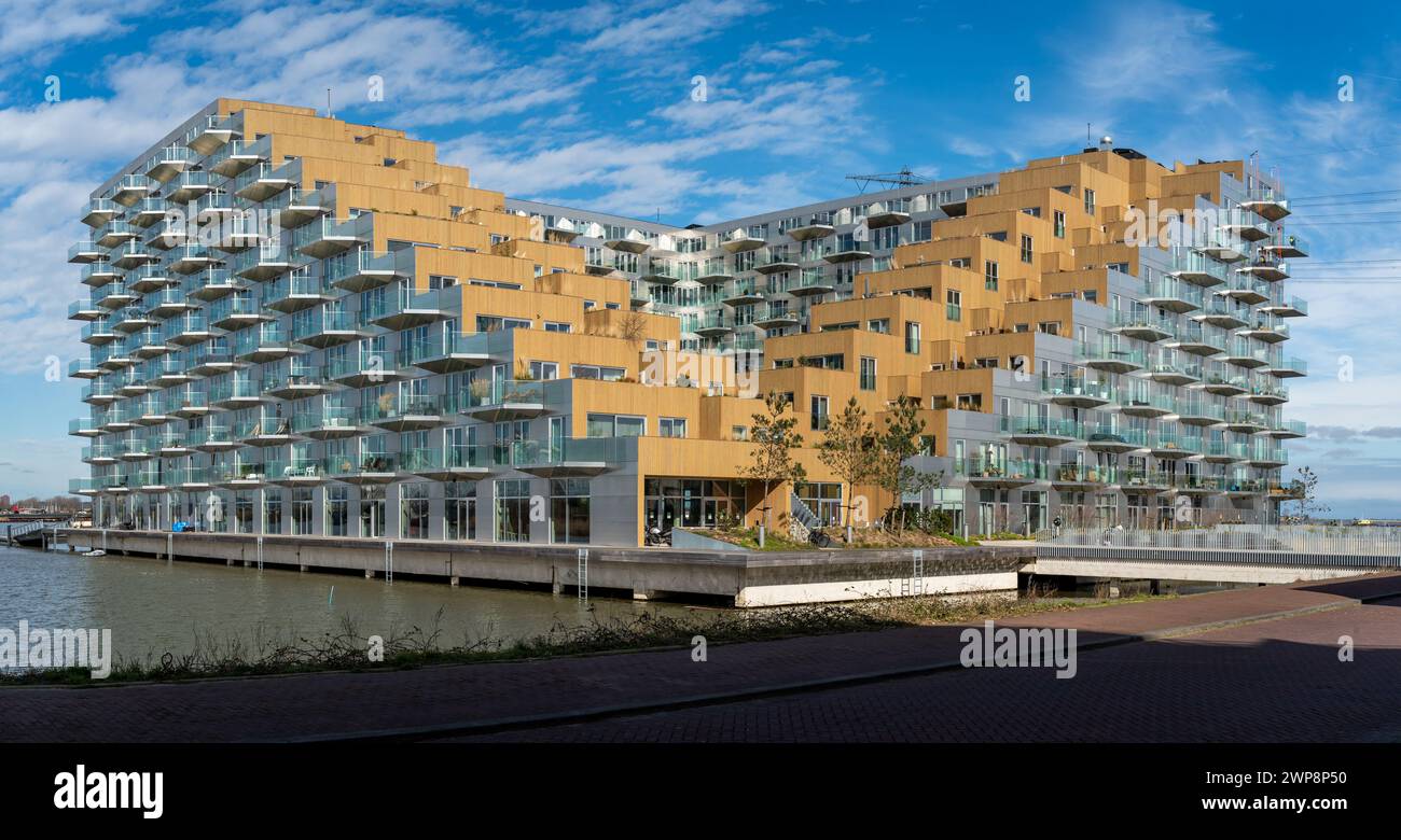 Amsterdam, pays-Bas, 04.03.2024, le Sluishuis, un immeuble d'appartements dans le quartier d'IJburg conçu par le groupe Bjarke Ingels Banque D'Images