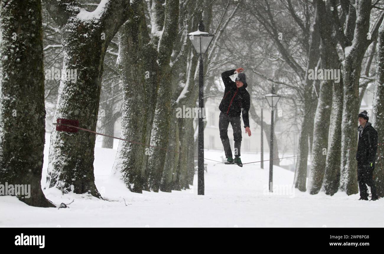 05/02/13 Matt Stevens, 19 ans, pratique la slackline à travers une ligne tendue entre les arbres à Buxton, Derbyshire lors de fortes chutes de neige. 'La neige donne un s. Banque D'Images