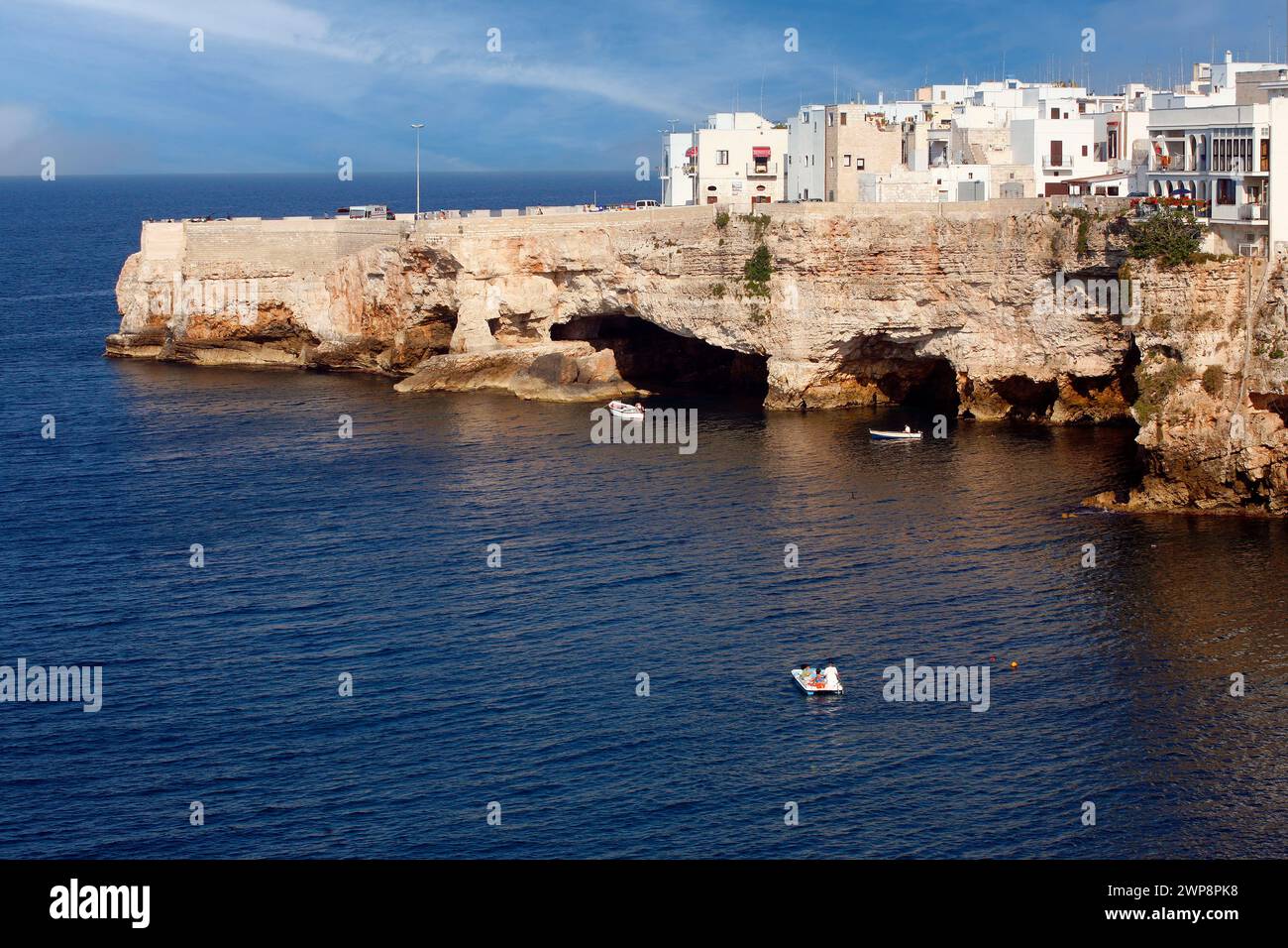 Italie Pouilles Polignano a Mare (BA) : vue sur la côte avec le village Grotta Palazzese Banque D'Images