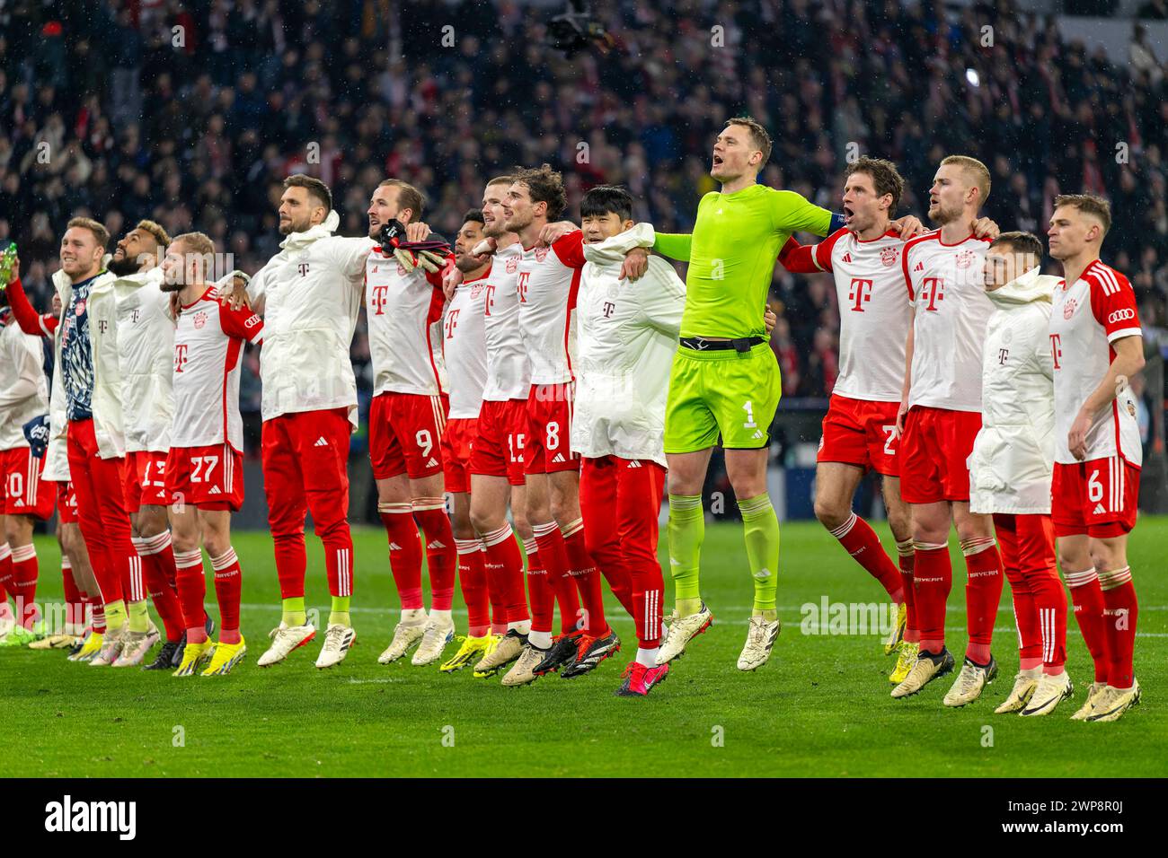 05.03.2024, Fussball UEFA Championsleague 2023 2024 : Achtelfinale, FC Bayern München - Lazio ROM, in der Allianz-Arena München. Schlussjubel der Bayernspieler. Harry Kane FC Bayern München, min-Jae Kim Bayern München, Minjae Kim, Torwart Manuel Neuer FC Bayern München, Thomas Müller FC Bayern München, Matthijs de Ligt FC Bayern München, Joshua Kimmich FC Bayern München ***les règlements DFL et DFB interdisent toute utilisation de photographies comme séquences d'images et/ou quasi-vidéo.*** 05.03.2024. Championsleague, FCB-Lazio ROM 05.03.2024. Championsleague, FCB-Lazio ROM *** 05 03 2024, Football UEFA Championsle Banque D'Images