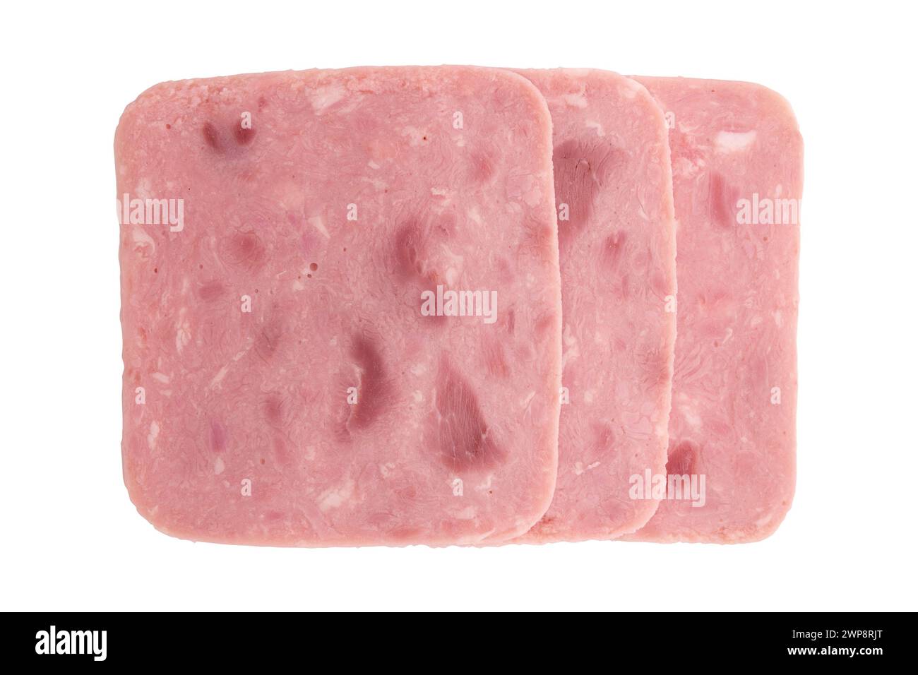 tranches de saucisse de jambon de porc isolées sur fond blanc avec chemin de découpage, vue de dessus Banque D'Images