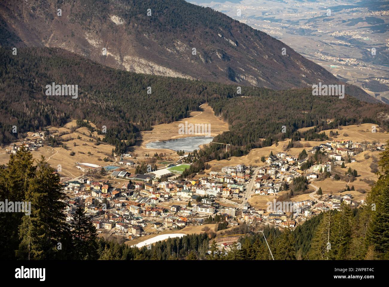 Vue aérienne drone de la ville d'Andalo avec fond de montagnes en hiver. Station de ski Paganella Andalo, Trentino-Alto Adige, Italy., Dolomites italiennes,.Pag Banque D'Images