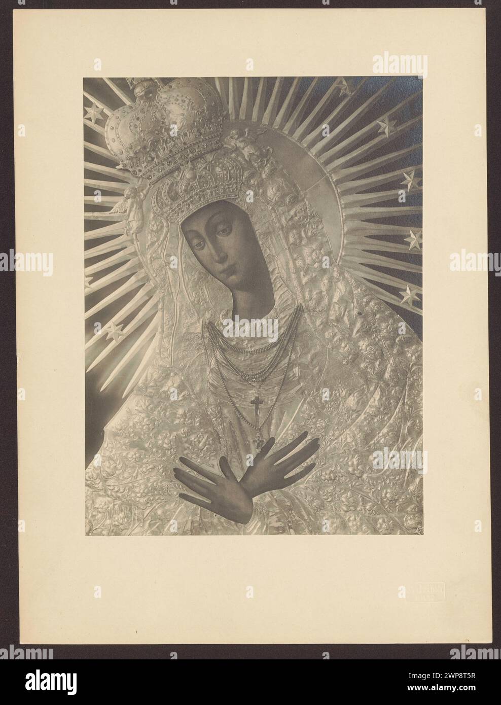 Une représentation de notre-Dame d'Ostrobramska dans une robe d'argent, mettant l'accent sur la fermeture et la partie centrale de la composition, par Jan Bu Hak en 1927, Vilnius. Banque D'Images