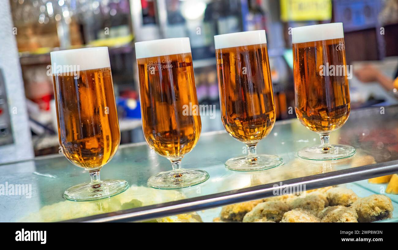 Verre à bière au public Bar, Espagne, Europe Banque D'Images