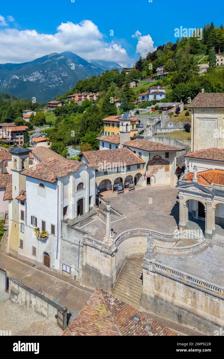 Vue aérienne du vieux centre ville de Clusone. Clusone, Val Seriana, Bergamo district, Lombardie, Italie. Banque D'Images