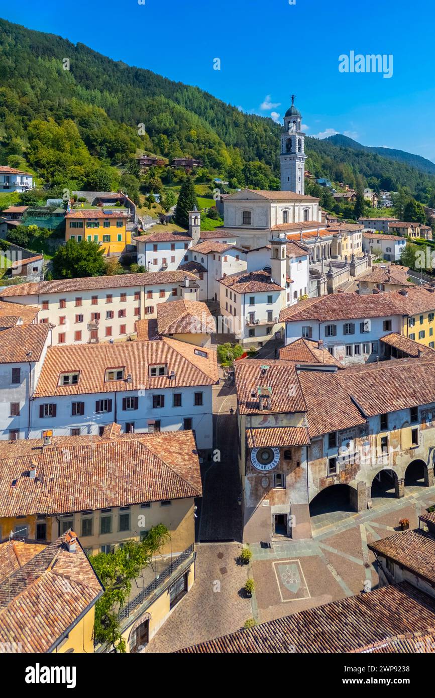 Vue aérienne du vieux centre ville de Clusone. Clusone, Val Seriana, Bergamo district, Lombardie, Italie. Banque D'Images