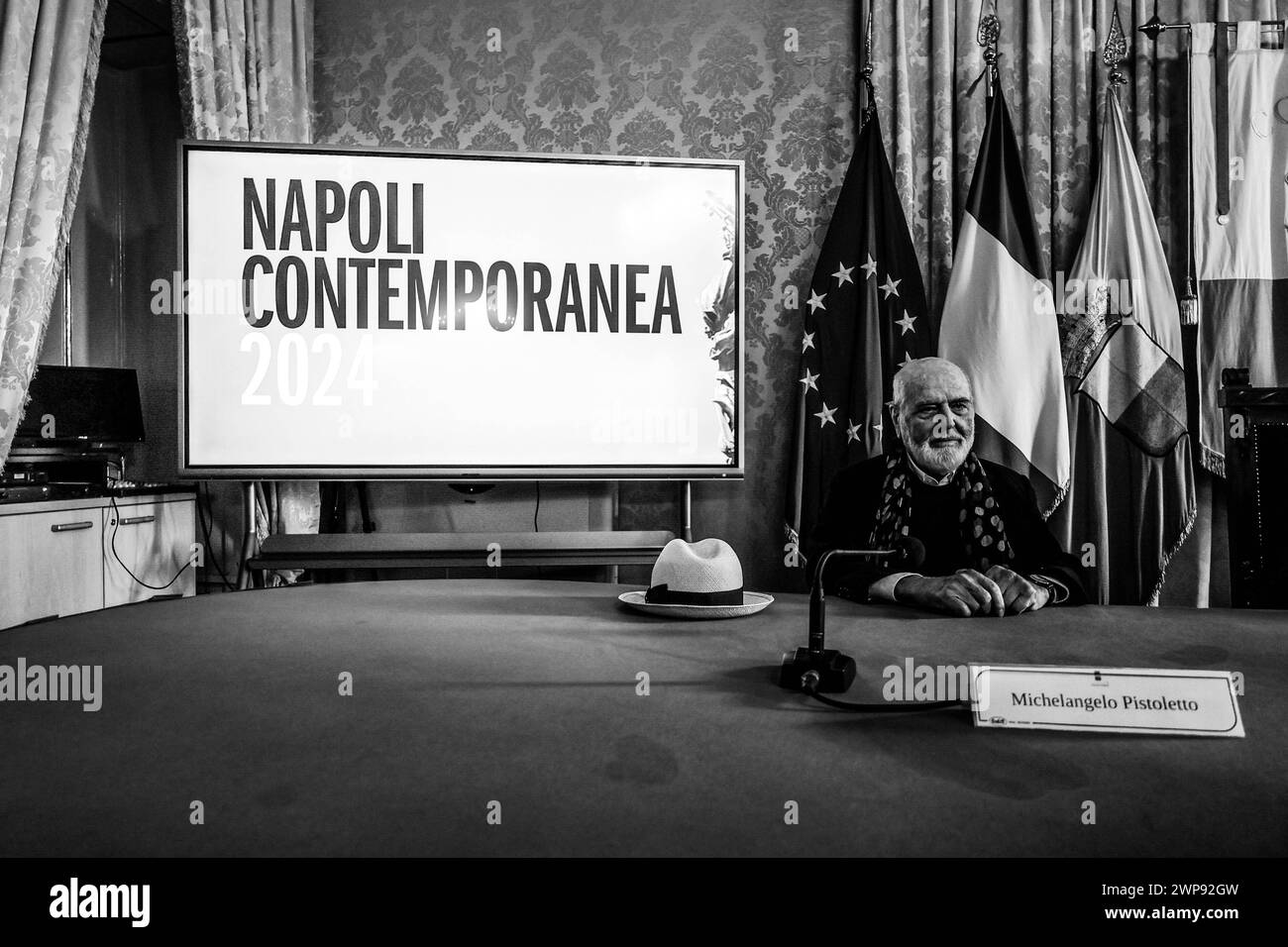 NOUVELLE VERSION DE LA VÉNUS DES CHIFFONS SITUÉS SUR LA PIAZZA MUNICIPIO INAUGURÉ. 03/06/2024 NAPLES, LE MAESTRO PISTOLETTO DANS LA SALLE GIUNTA AU PALAZZO SAN GIACOMO LORS DE LA PRÉSENTATION DE LA NOUVELLE VERSION DE LA VÉNUS DES CHIFFONS PLACÉS SUR LA PIAZZA MUNICIPIO. La Vénus, a-t-on dit, a été donnée à la ville de Naples. Artiste Michelangelo pistoletto NAPOLI palazzo san giacomo CAMPANIA piazza Municipio Copyright : xFABIOxSASSOxFabioxSassox IMG 4174 Banque D'Images