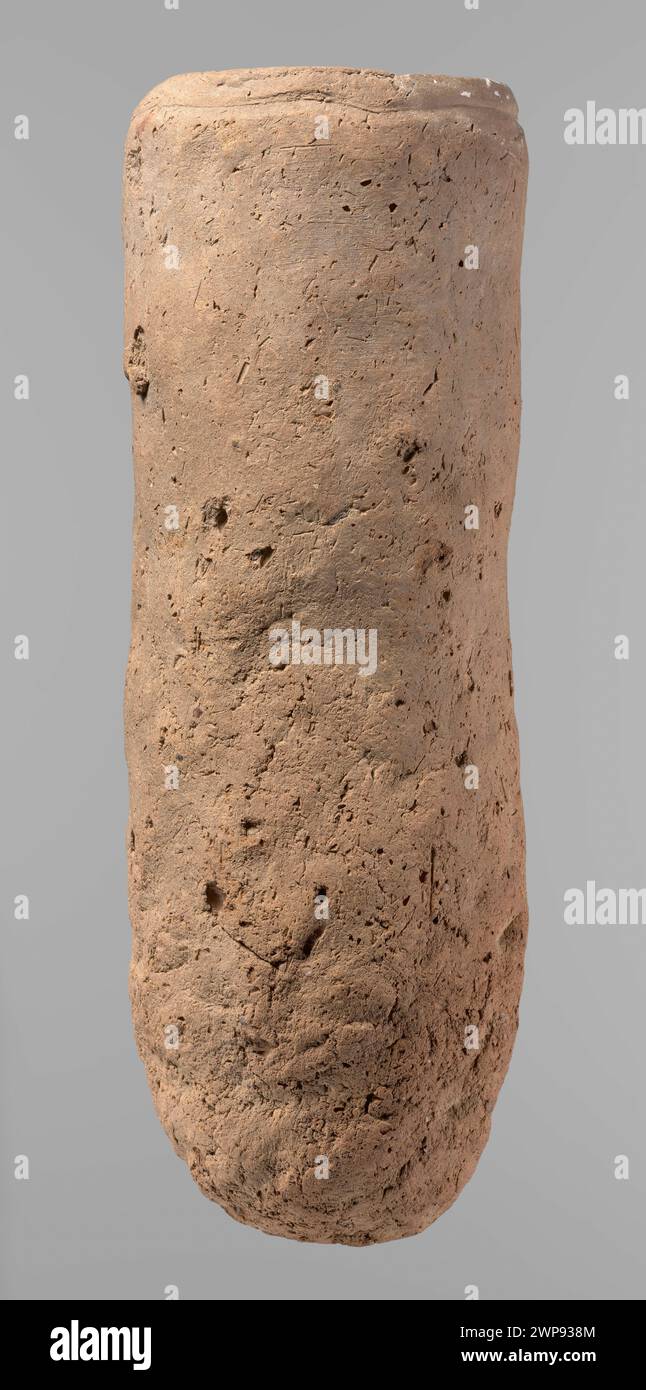 Ancien plat en céramique d'environ 2686–2181 av. J.-C., originaire de l'Égypte de l'ancien Empire, utilisé pour contenir de la nourriture ou des liquides, avec un design simple et une forme fonctionnelle. Banque D'Images