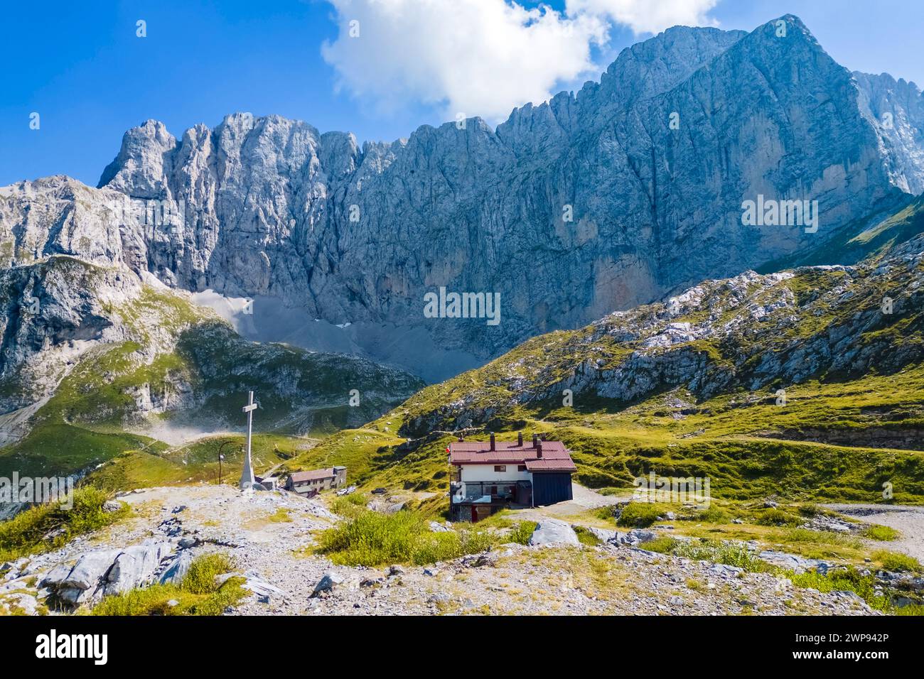 Vue aérienne du refuge Albani et de la face nord de la Presolana. Val di Scalve, Bergamo district, Lombardie, Italie, Europe du Sud. Banque D'Images