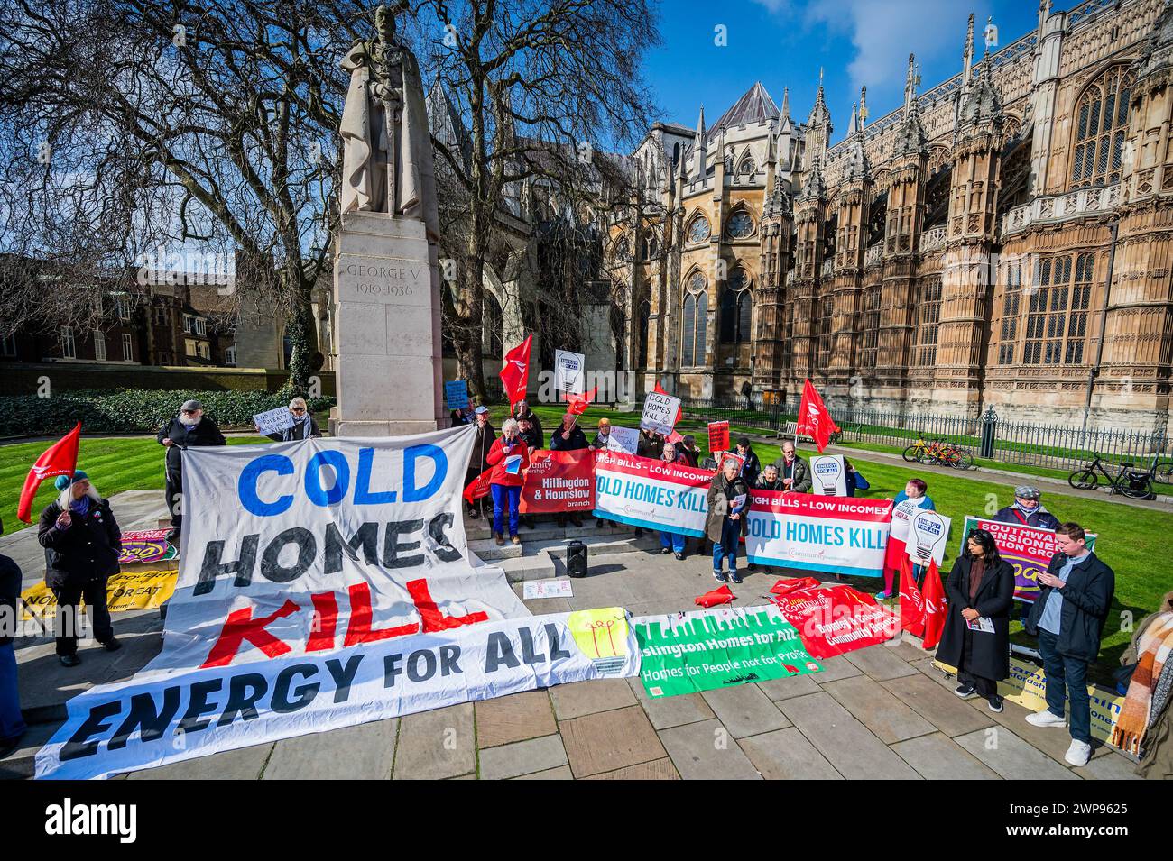 Londres, Royaume-Uni. 6 mars 2024. Cold Homes tue, met fin à la pauvreté énergétique manifestation soutenue par plusieurs députés, The Unite Union, Fuel Poverty action et extinction Rebellion - les manifestants se rassemblent à l'extérieur alors que le député Jeremy Hunt, Chanceelier de l'Échiquier, présente le budget au Parlement le jour du budget à Westminster, Londres. Crédit : Guy Bell/Alamy Live News Banque D'Images