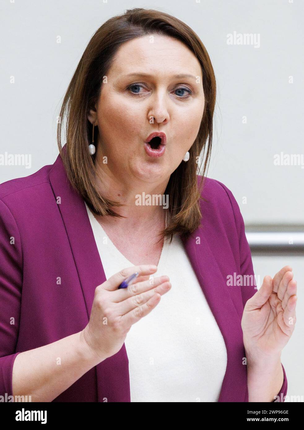 Bruxelles, Belgique. 06 mars 2024. La ministre flamande de la politique intérieure et du vivre ensemble, Gwendolyn Rutten, photographiée lors d’une session plénière du Parlement flamand à Bruxelles, mercredi 06 mars 2024. BELGA PHOTO BENOIT DOPPAGNE crédit : Belga News Agency/Alamy Live News Banque D'Images