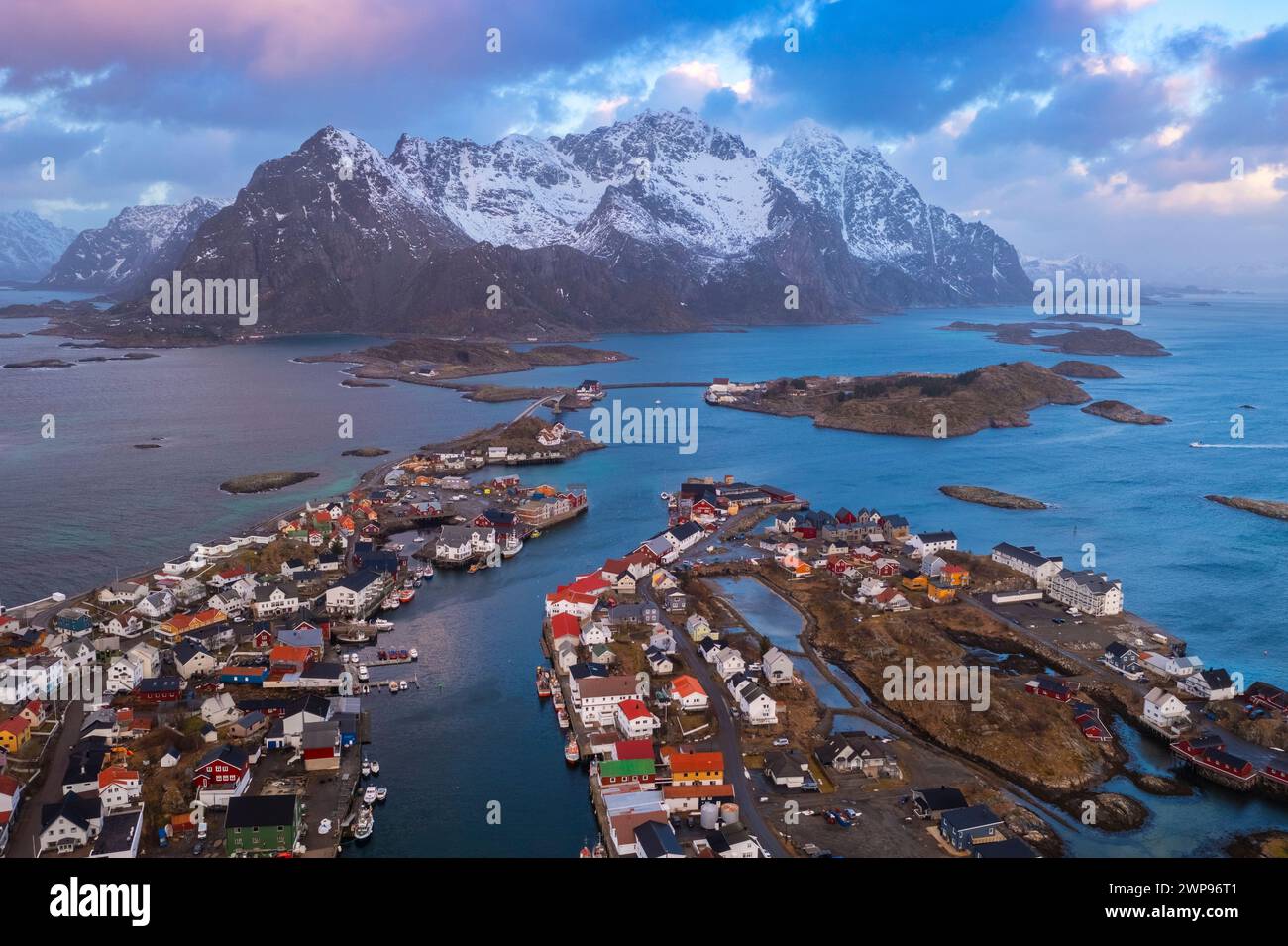 Vue aérienne du village de Henningsvaer. Vågan municipalité, Austvågøy, Îles Lofoten, Nordland, Norvège. Banque D'Images