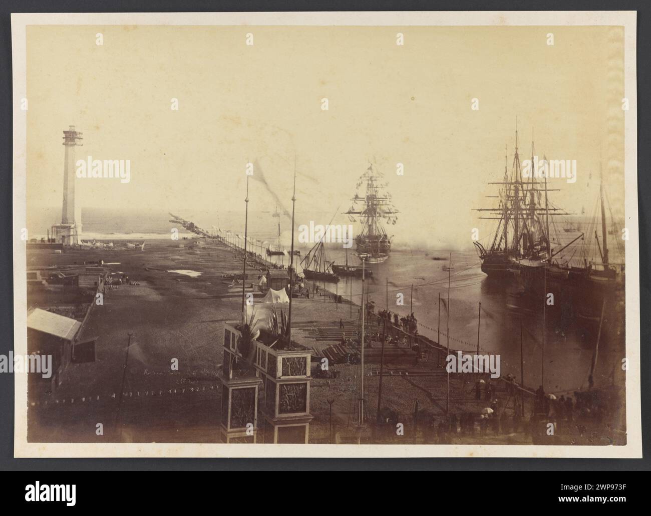 Cérémonie dans ce port lors de l'ouverture du canal de Suez en 1869, montrant la flotte anglaise et suédoise saluant l'impératrice française Eugenia et l'empereur austro-hongrois Franz Joseph, représentés par Justin Kozlowski. Banque D'Images