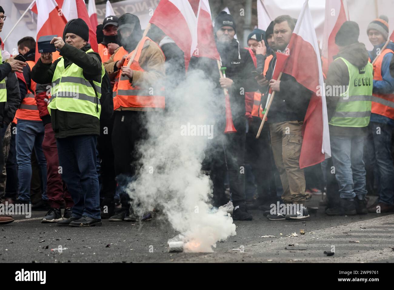 Les agriculteurs polonais descendent dans la rue et brûlent des feux de joie et des flammes de feu pour protester contre le Green Deal de l'UE et une importation de produits agricoles en provenance de pays tiers, dont l'Ukraine, devant le premier ministre Cancellary dans le centre de Varsovie, la capitale de la Pologne, le 6 mars 2024. Banque D'Images
