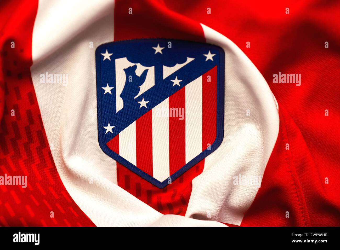 Gros plan de l'écusson de l'Atletico de Madrid football Club sur le maillot de sport. Équipe espagnole de football Banque D'Images