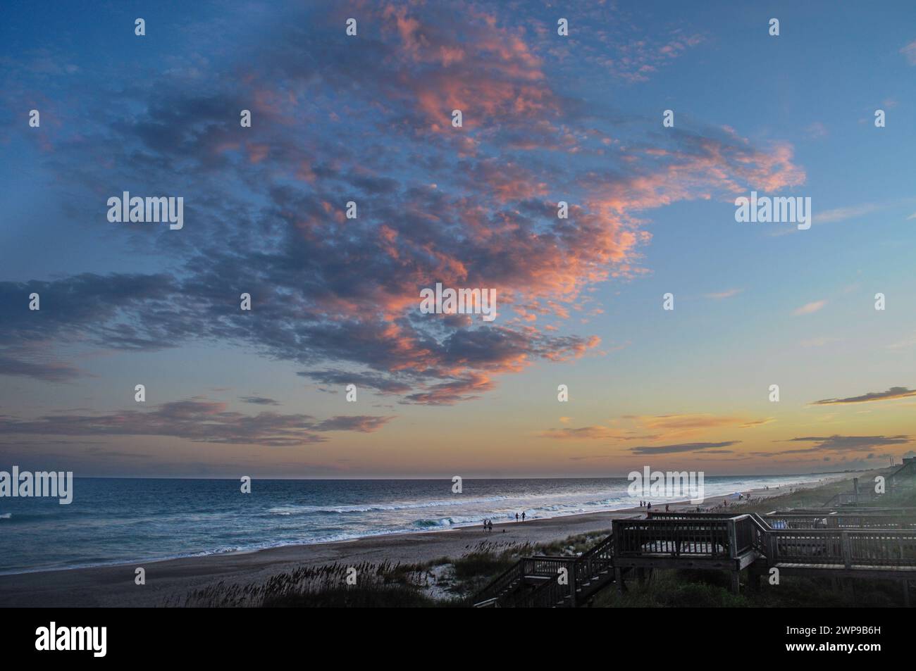 Un magnifique coucher de soleil sur l'océan Atlantique à Emerald Isle en Caroline du Nord Banque D'Images