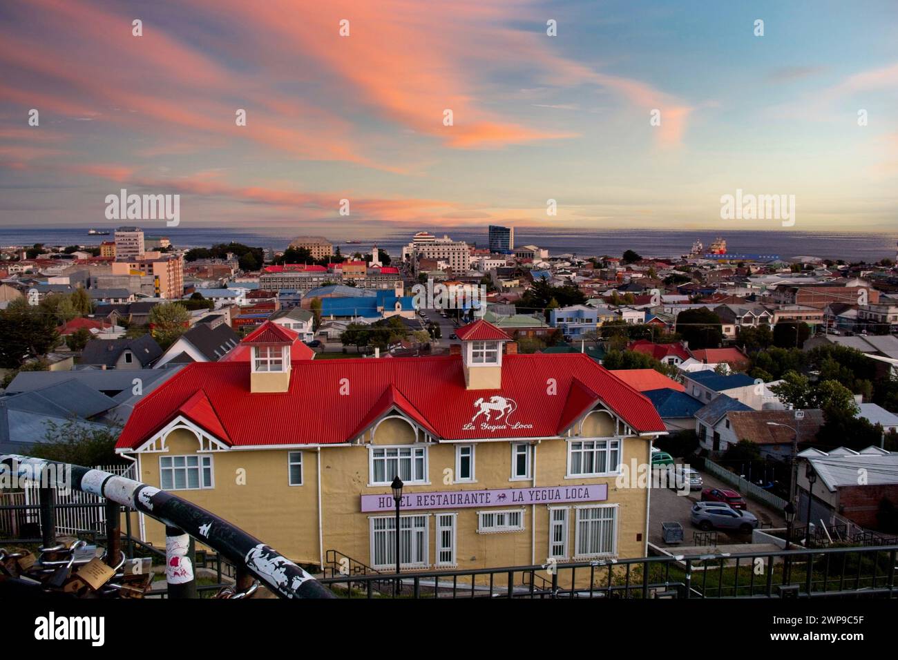 Une vue sur le Piont à Punta Arenas donne sur la ville et le port ainsi que sur les détroit de Magellen. Banque D'Images