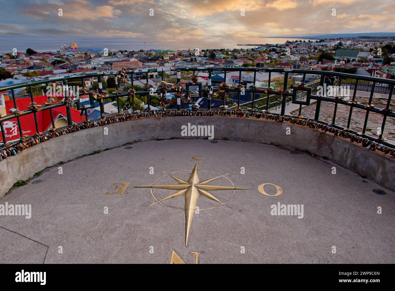 Une vue sur le Piont à Punta Arenas donne sur la ville et le port ainsi que sur les détroit de Magellen. Banque D'Images