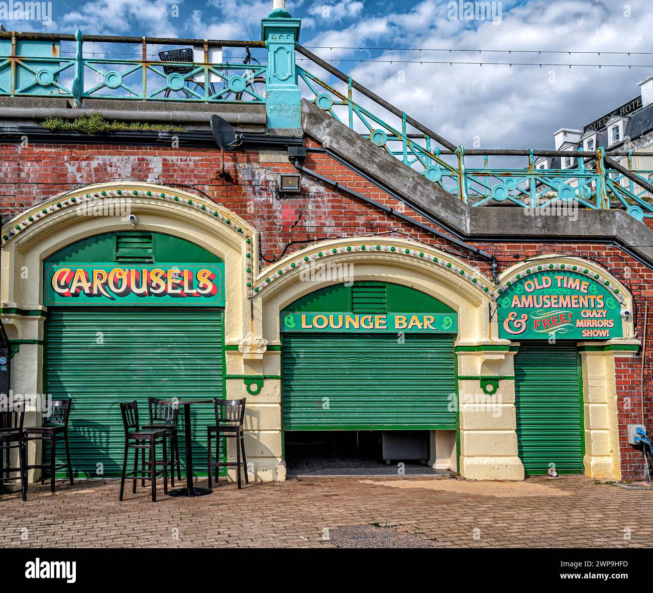 Le bar et café Carousels sous les arches sur le front de mer de Brighton, West Sussex. Banque D'Images