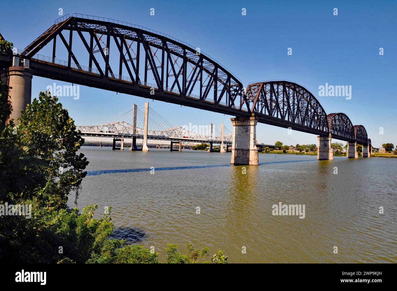 Ouvert aux piétons et aux cyclistes, le Big four Bridge, un ancien pont ferroviaire, enjambe la rivière Ohio entre Louisville et Jeffersonville, Indiana. Banque D'Images