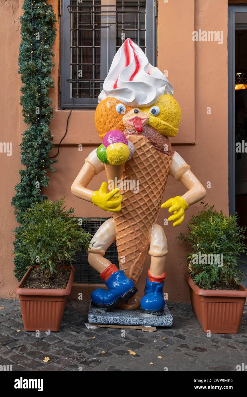Grand signe de sculpture de cône de crème glacée à l'extérieur d'un magasin de salon de crème glacée gelateria dans une rue du quartier Trastevere. Rome, Italie, Europe, UE Banque D'Images