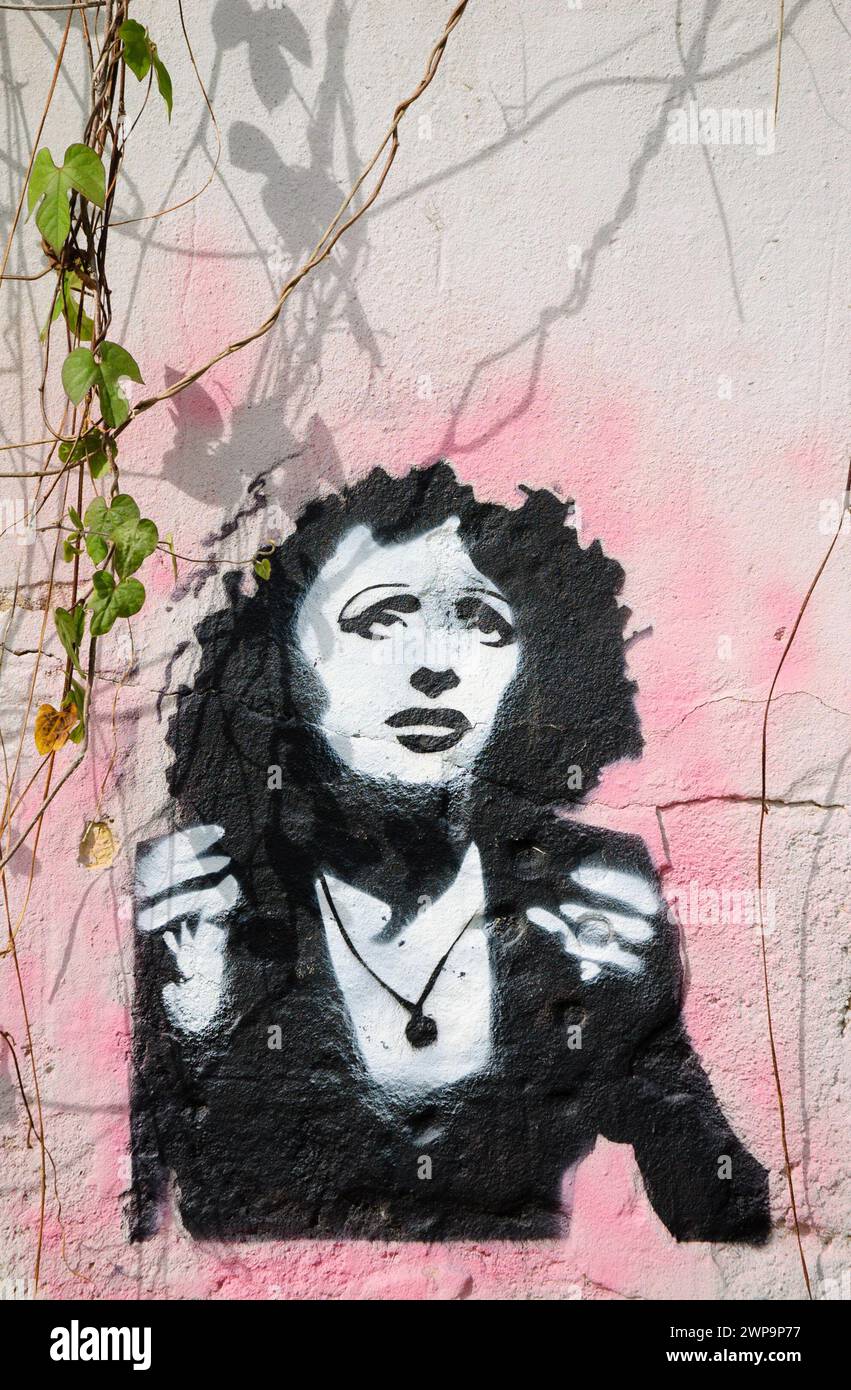 Lisbonne, Portugal - 23 avril 2015 : portrait graffiti de la chanteuse de fado Amalia Rodrigues, connue sous le nom de 'Reine du fado', sur le mur de la vieille maison. Banque D'Images