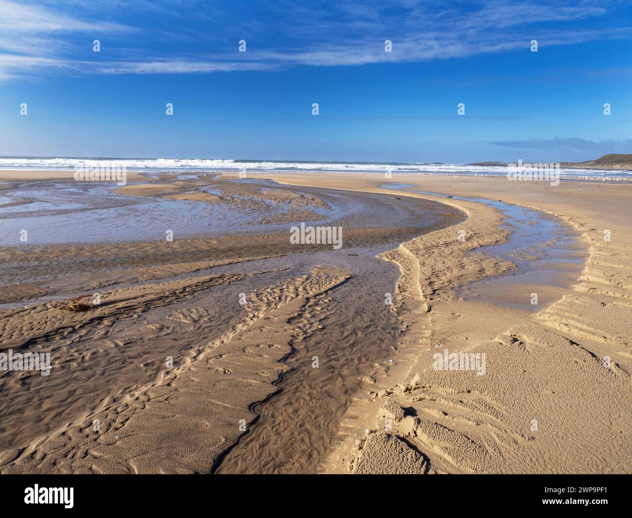 Une rivière traversant la plage à Machir Bay, sur Islay, Écosse, Royaume-Uni. Banque D'Images