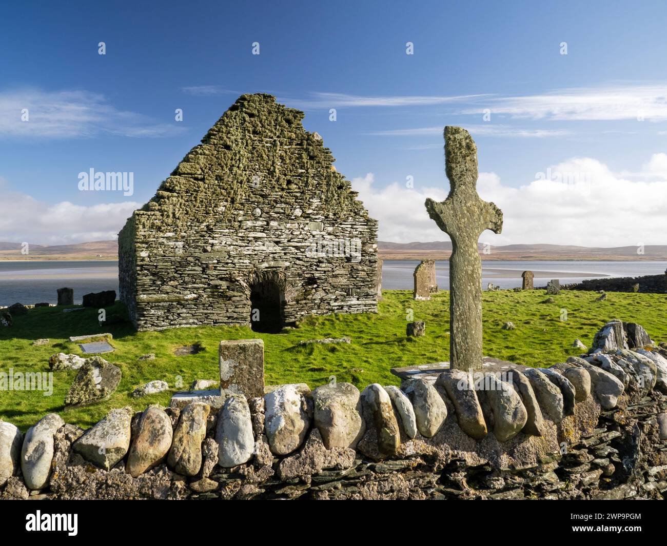 Kilnave Chapel et croix sur Loch Gruinart, Islay, Écosse, Royaume-Uni, qui a été construit vers la fin des années 1300 avec la croix construite vers 700. Banque D'Images