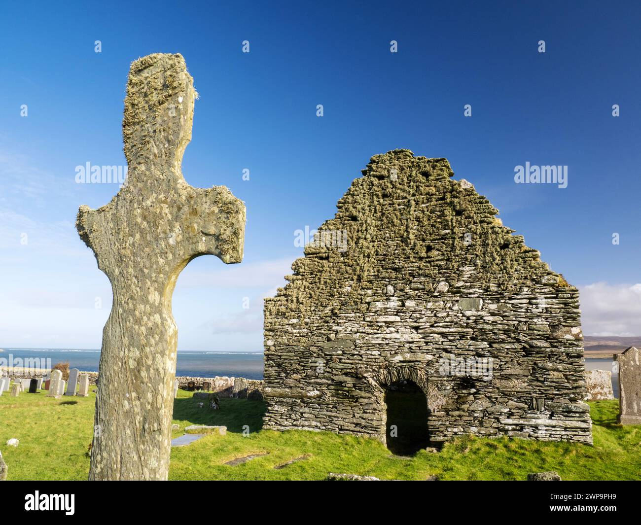 Kilnave Chapel et croix sur Loch Gruinart, Islay, Écosse, Royaume-Uni, qui a été construit vers la fin des années 1300 avec la croix construite vers 700. Banque D'Images