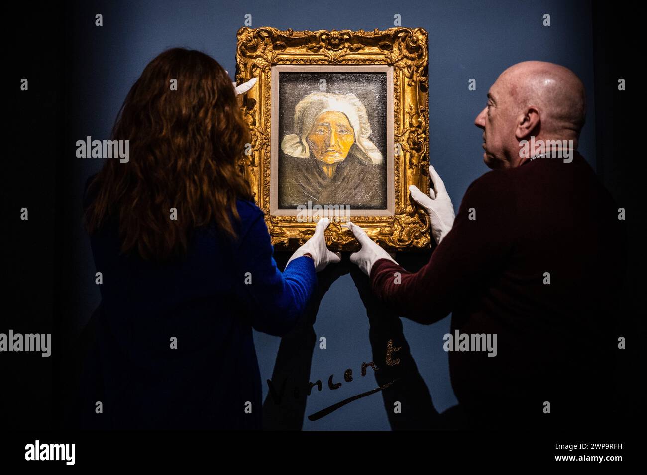 MAASTRICHT - le chef de la femme d'un vieil agriculteur avec un chapeau blanc, probablement peint en 1884 par Vincent van Gogh, sera pendu pour la prochaine TEFAF, la grande foire annuelle d'art et d'antiquités à Maastricht, où il est à vendre. La peinture à l'huile sur toile et panneau mesure 63 par 48 centimètres. ANP ROB ENGELAAR pays-bas OUT - belgique OUT Banque D'Images