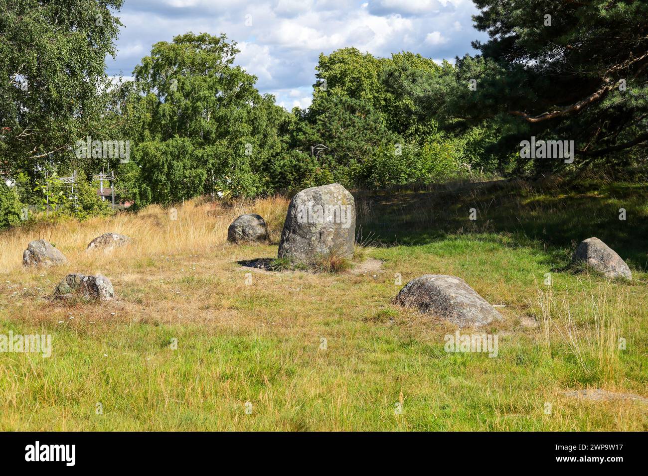Cercle de pierre d'âge de fer sur une colline herbeuse dans l'ouest de la Suède, Europe. Banque D'Images