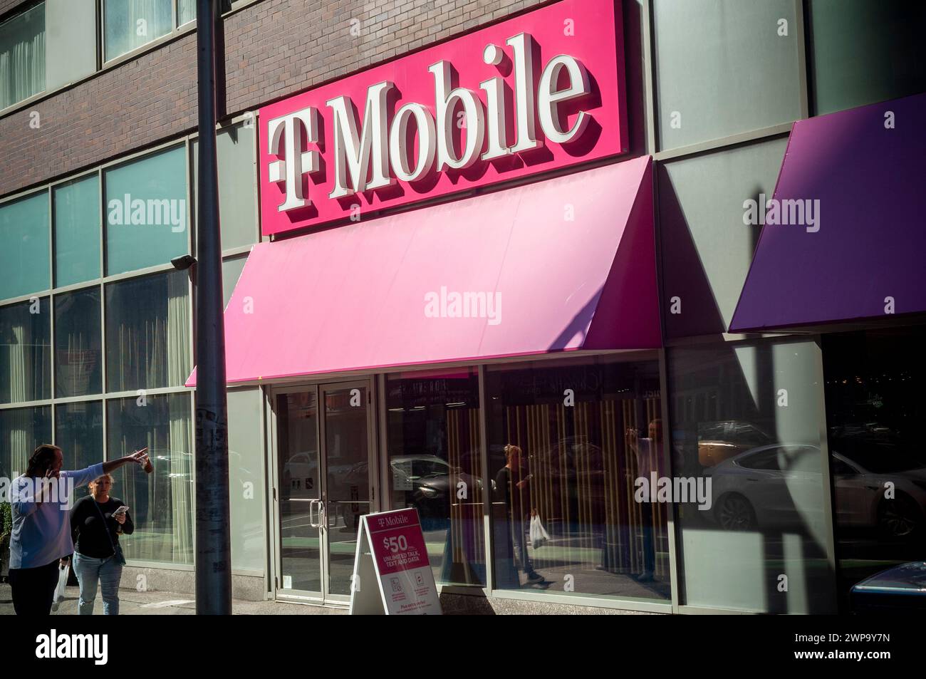 Un magasin T-Mobile à Midtown Manhattan à New York le dimanche 3 mars 2024. (© Richard B. Levine) Banque D'Images