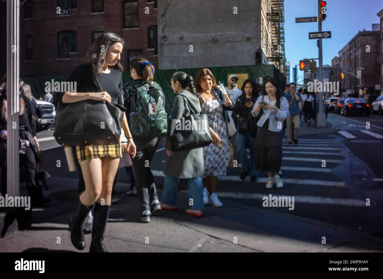 Les clients profitent du temps chaud pour se promener dans la rue branchée Bleecker Street dans le quartier de Greenwich Village à New York le dimanche 3 mars 2024. (© Richard B. Levine) Banque D'Images