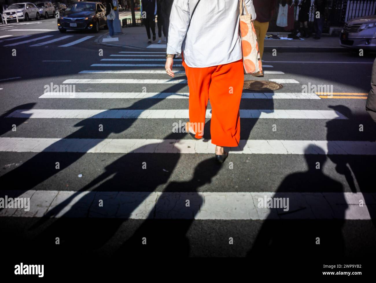 Pantalon orange à Chelsea à New York le dimanche 3 mars 2024. (© Richard B. Levine) Banque D'Images