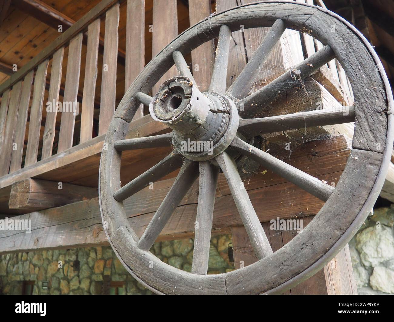 Une roue est un mobile, un disque qui tourne librement ou qui est fixé sur un axe rotatif, permettant au corps placé sur elle de rouler plutôt que de glisser. Roue en bois Banque D'Images