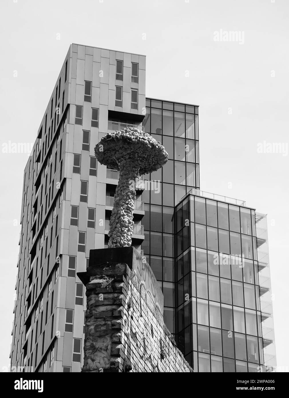 Londres, Angleterre, Royaume-Uni - 4 mai 2014 : champignon (style Christiaan Nagel) sur un mur de briques en ruine et un bâtiment moderne en arrière-plan. Art urbain à Shoreditch Banque D'Images