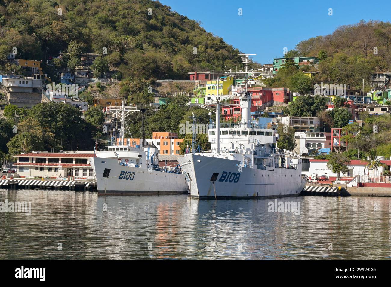 Manzanillo, Mexique - 16 janvier 2024 : ARM Altair B103 et ARM Rio Tecolutla B-108) bateaux de la marine mexicaine amarrés dans le port de Manzanillo. Banque D'Images
