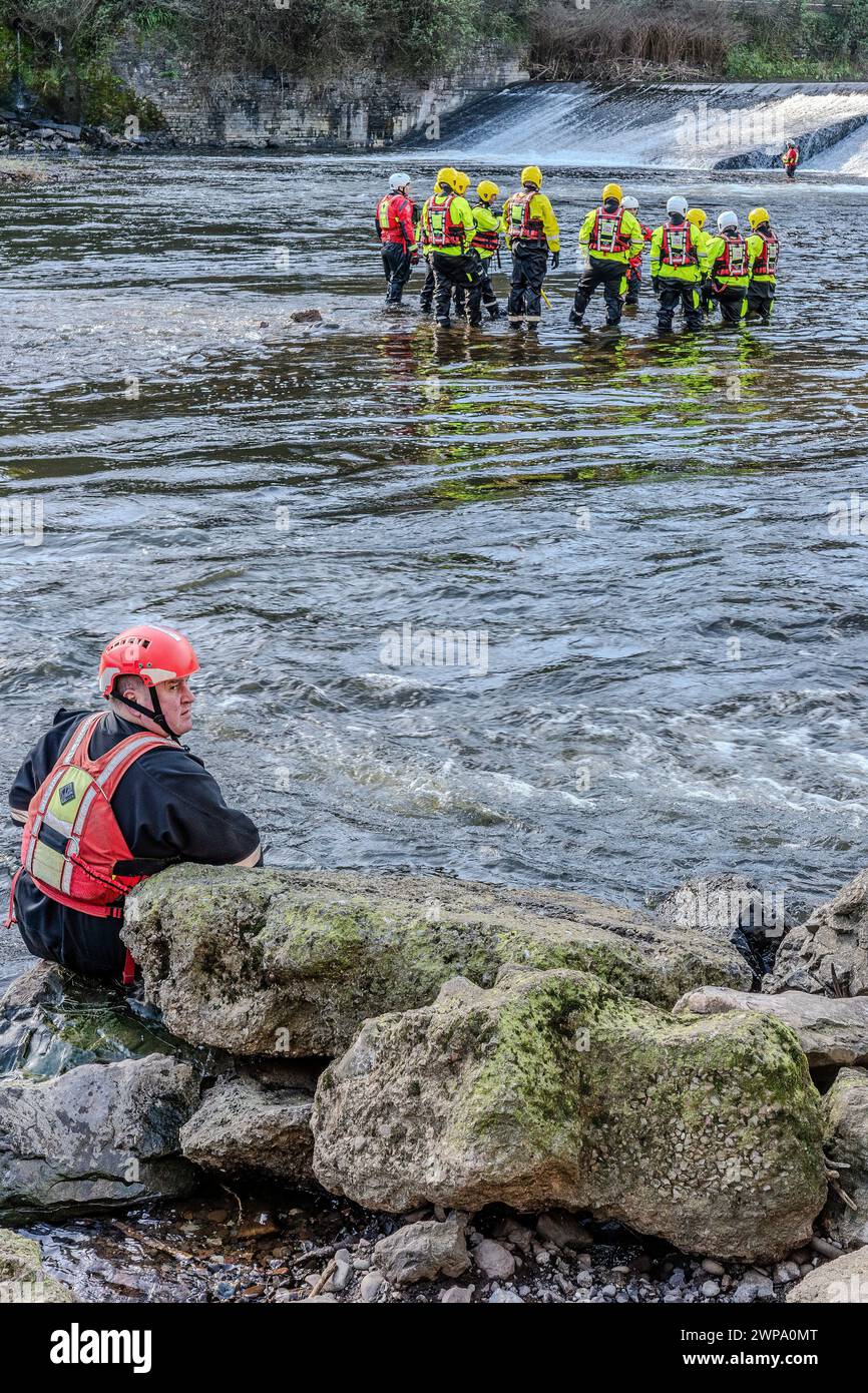 Formation UK Fire & Rescue pour le sauvetage fluvial. Pompiers et femmes de feu britanniques. Formation. Sauvetage fluvial. Sauvetage en eau. Services d'urgence. Banque D'Images