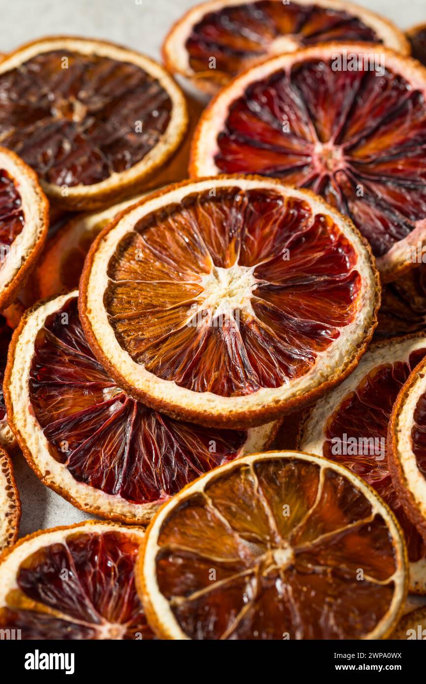 Sécher les oranges sanguines déshydratées dans un bol Banque D'Images