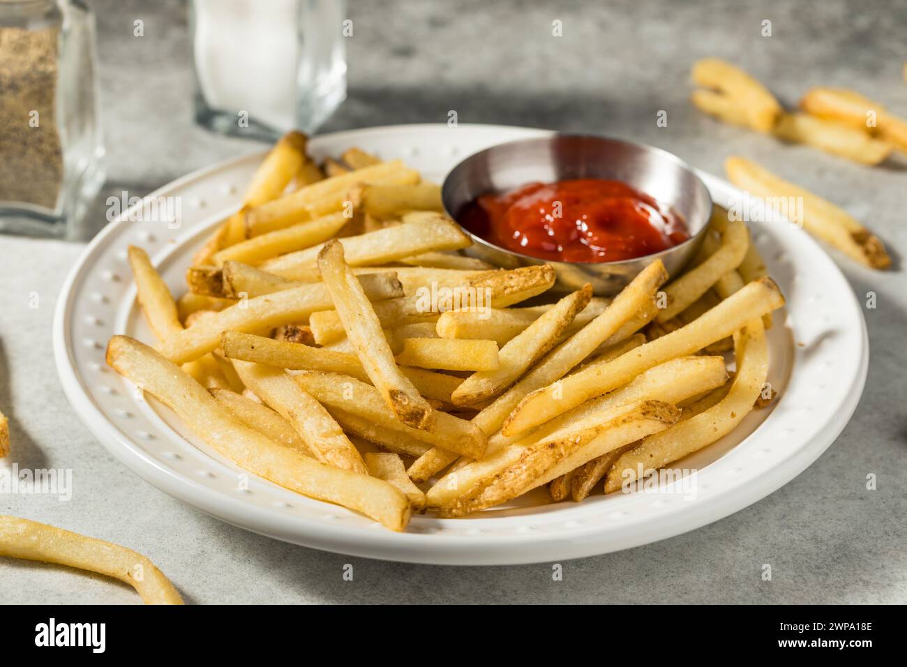 Frites frites croustillantes au sel de mer Banque D'Images