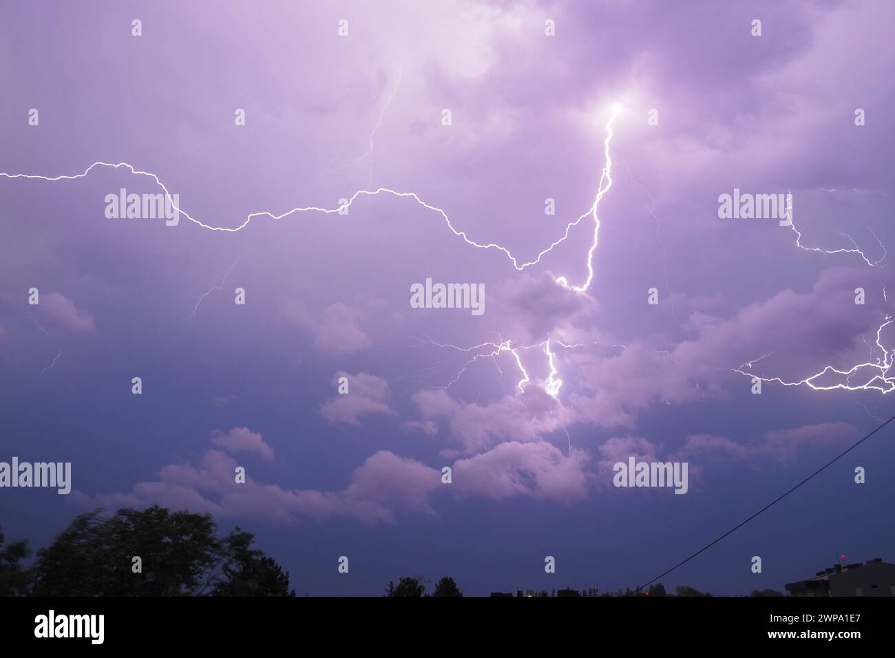 La foudre est un phénomène naturel de décharges électrostatiques dans l'atmosphère entre deux régions chargées électriquement, neutralisant dans un proche Banque D'Images