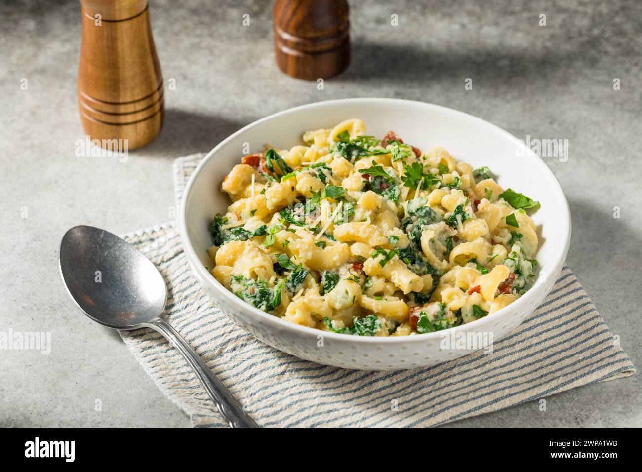 Pâtes Cavatappi maison saines avec tomates épinards et basilic Banque D'Images