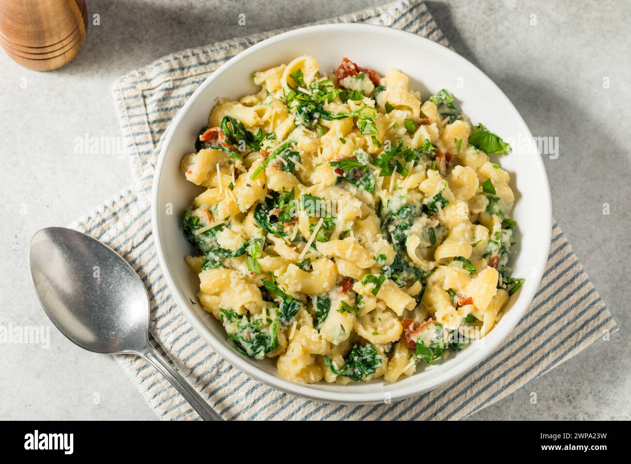 Pâtes Cavatappi maison saines avec tomates épinards et basilic Banque D'Images