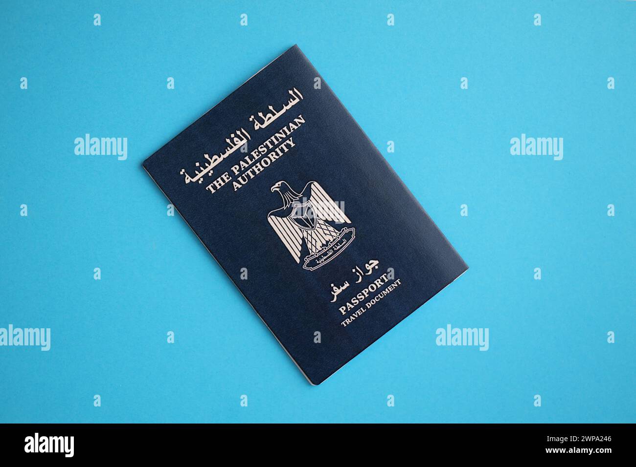 Passeport bleu de l'Autorité palestinienne sur fond bleu gros plan. Tourisme et concept de citoyenneté Banque D'Images