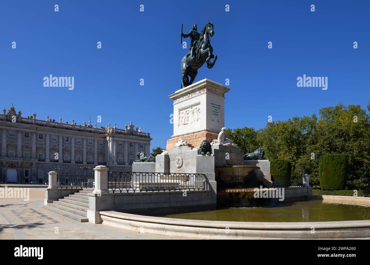 Plaza de Oriente avec le Monument au roi Felipe IV à Madrid Banque D'Images
